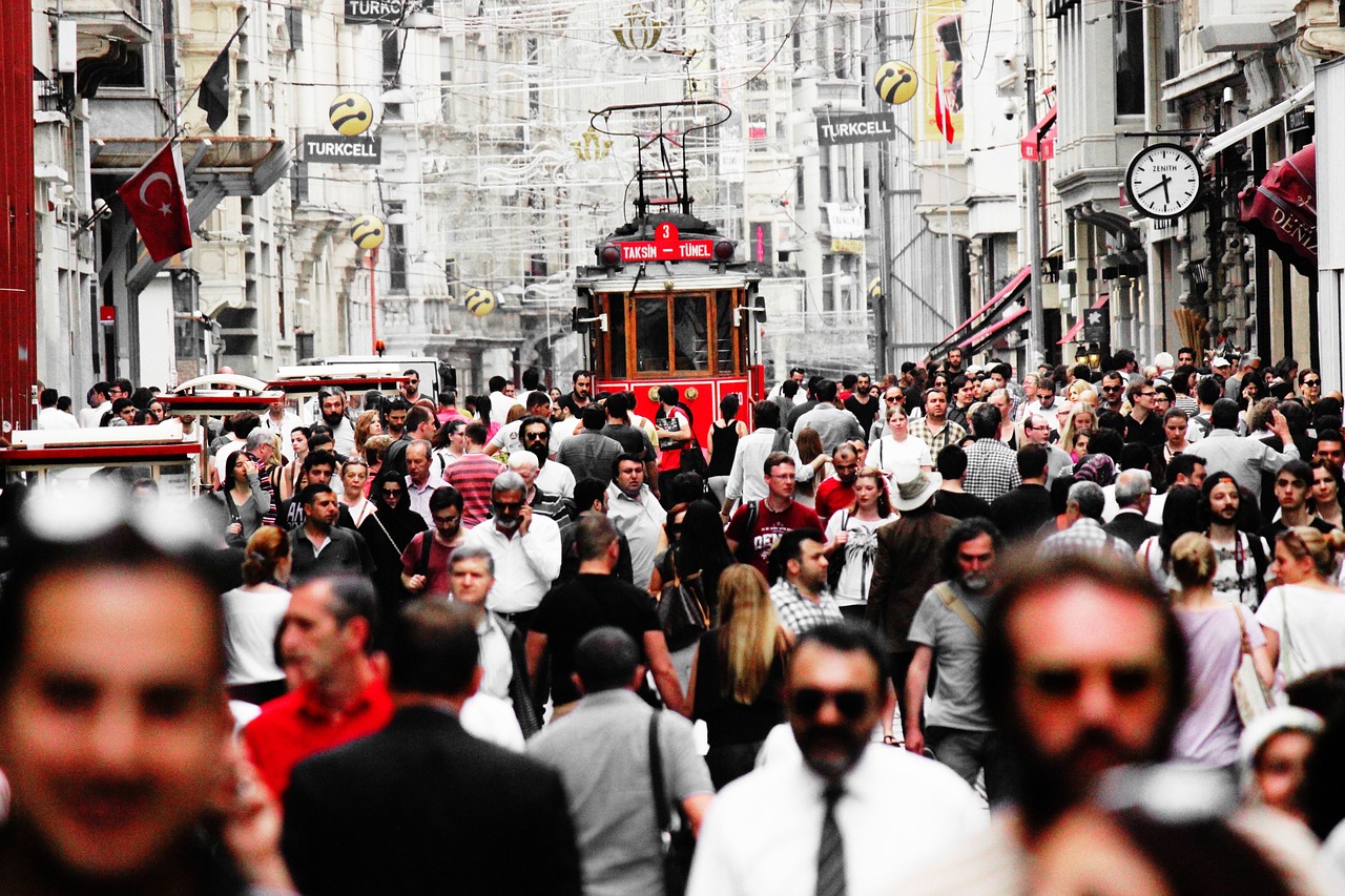 Il termine Crowdfunding deriva da "crowd" folla e da "funding" ossia raccolta di denaro.